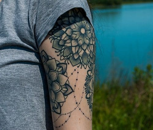 Comment protéger un tatouage récent du soleil ?